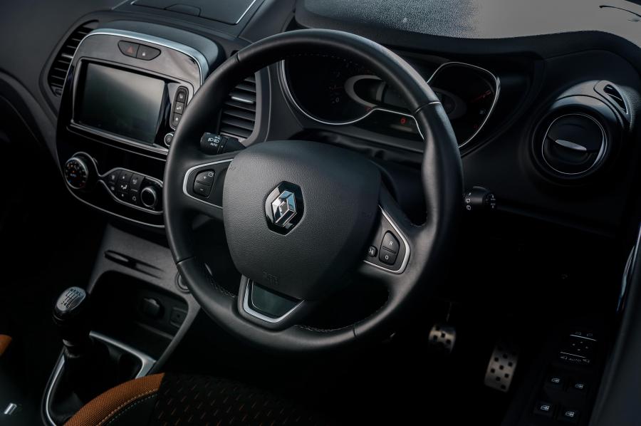 Панель приборов Renault Captur 2017 года  (UK) (фото 18 из 40)